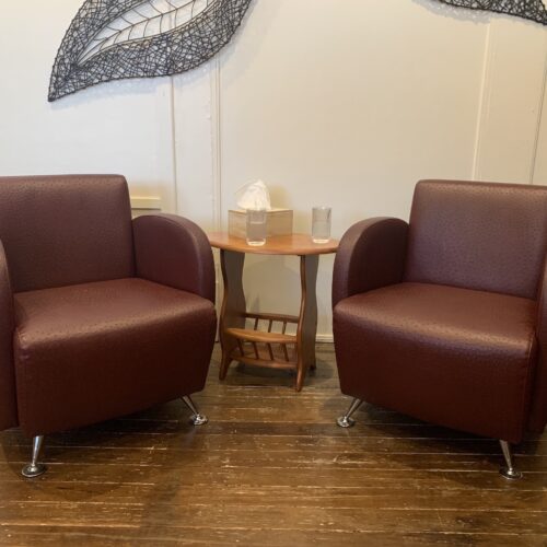 two practice chairs and table connecting the dots coaching-counselling 1on1 eft psychotherapy